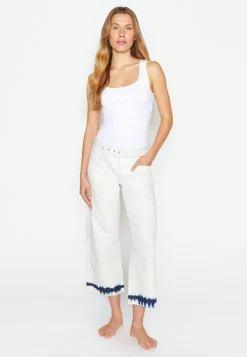 Cropped culotte jeans with batik print