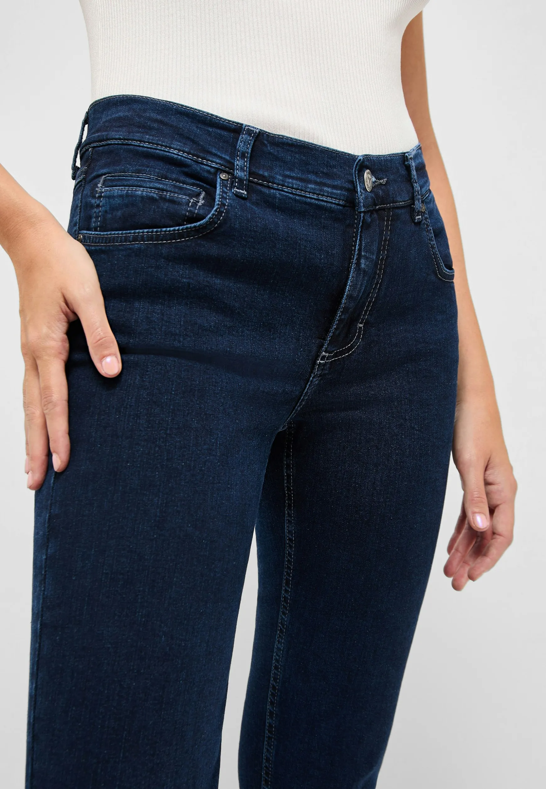 Jeans Cici with sporty denim