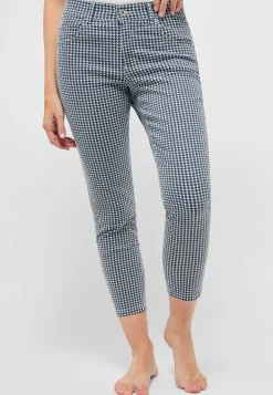 Ornella with houndstooth pattern