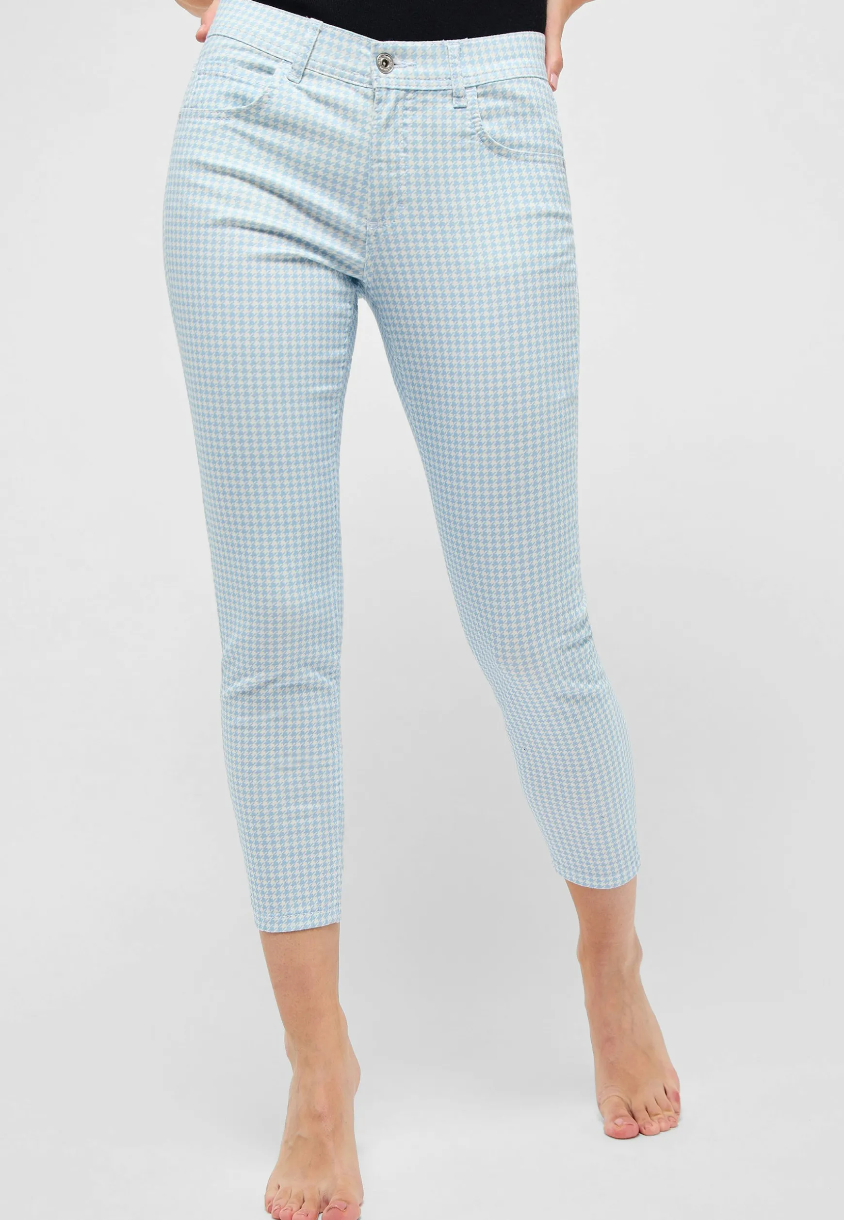 Ornella with houndstooth pattern