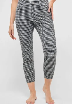 Ornella with houndstooth pattern
