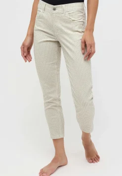 Ornella with houndstooth pattern