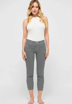 Ornella with houndstooth pattern
