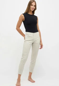 Ornella with houndstooth pattern