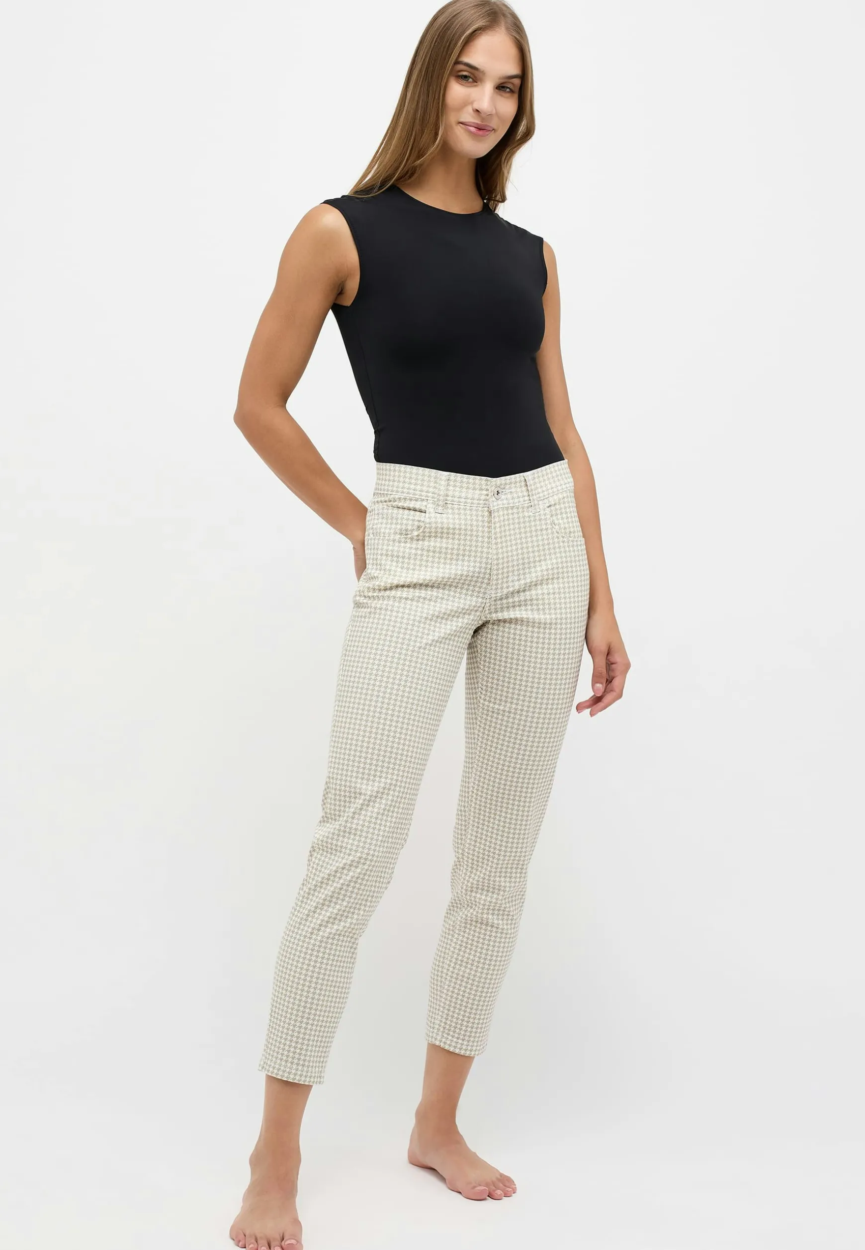Ornella with houndstooth pattern