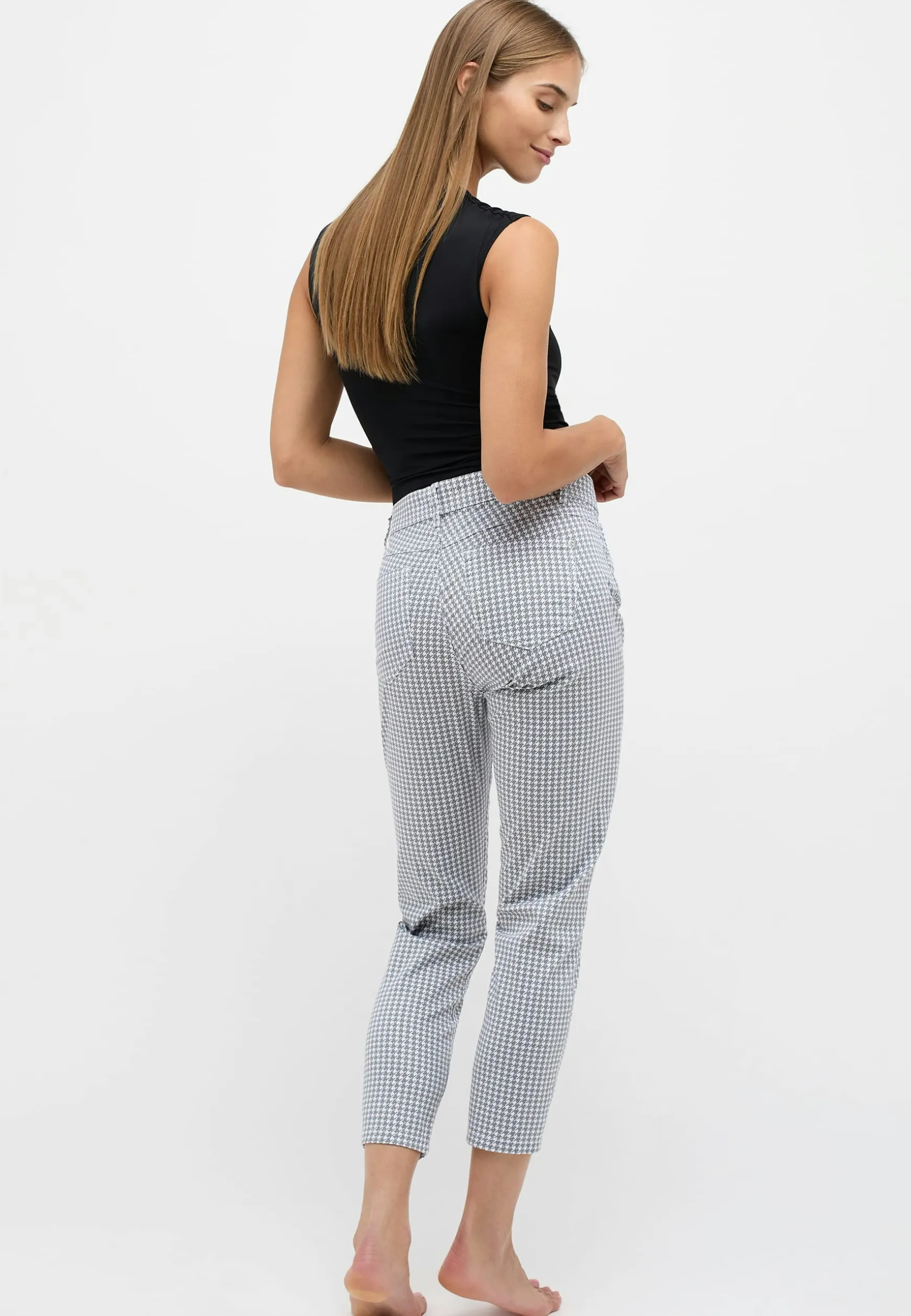 Ornella with houndstooth pattern