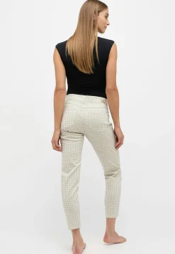 Ornella with houndstooth pattern