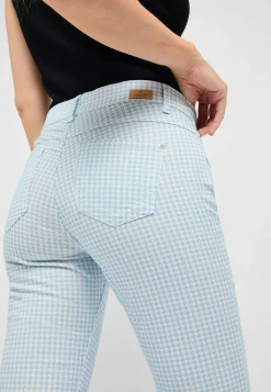 Ornella with houndstooth pattern