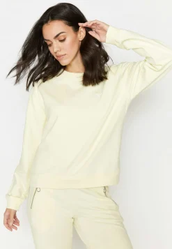 Sweater in solid pastel color